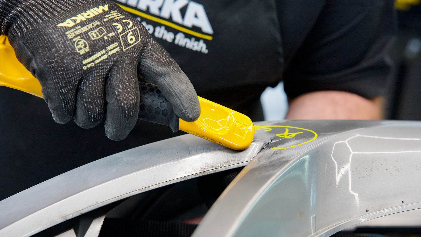 Mirka Plastic Repair Solution Bearbeitung am Kunststoffteil