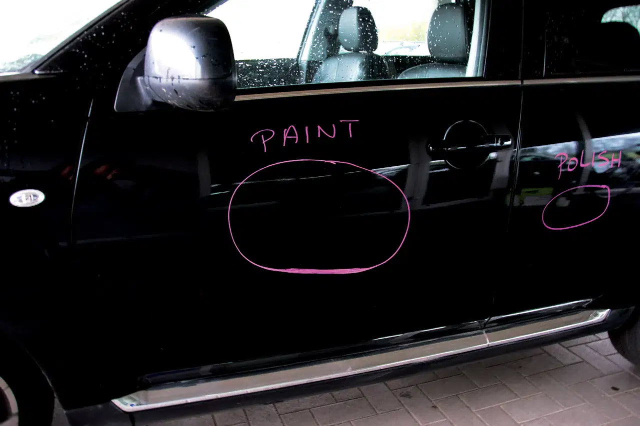 FINIXA Markierungsstift pink fluoreszierend Beispiel am schwarzen Auto