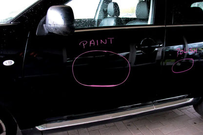 FINIXA Markierungsstift pink fluoreszierend Beispiel am schwarzen Auto